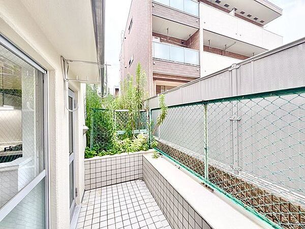 くつろぎの空間を演出するバルコニー。開放感と爽やかな風を感じていただけると思います。