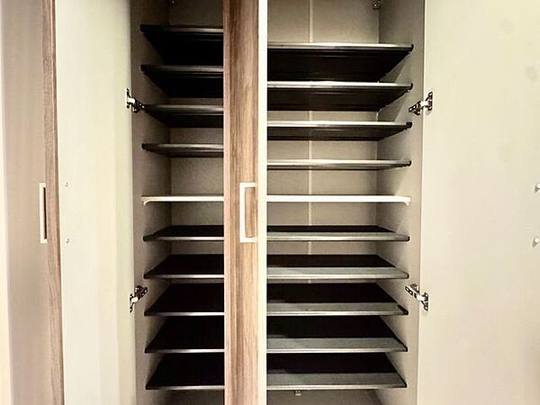 清潔感のある空間を保てるよう、収納スペースを設けてますので、玄関をスッキリ綺麗な空間に纏めます。