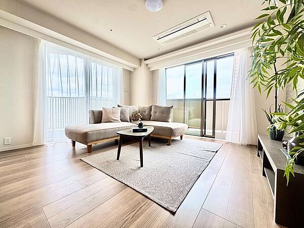 お気に入りのこの場所。いつもと変わらない週末のひととき。なんでもない朝の会話さえもとっておきの時間。