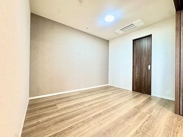 一日の疲れをいやしてくれる主寝室。時を忘れて過ごす場所として過ごせるお部屋。