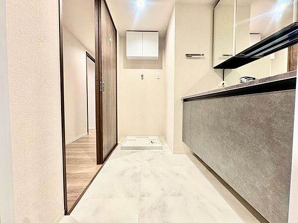 清潔感のある色合いのプライベート空間は、身だしなみチェックや肌のお手入れに最適です。
