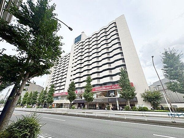 時代の移ろいを重ね、趣きのある風情が浮かび上がる佇まいのマンションです。
