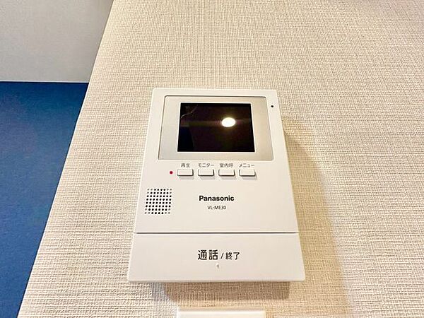 来訪者の確認ができるモニター付きインターホン完備。