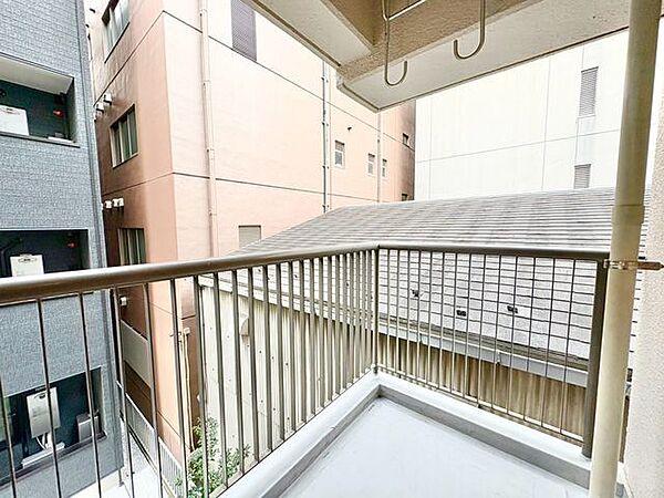 暮らしの中で光と風を演出してくれるバルコニー。開放感を演出しながら、爽やかな風が通ってきます。