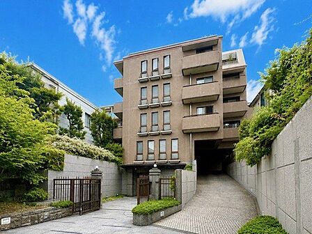 タイル貼りの綺麗な外観。流行に左右されず、将来にわたって価値が継続する上質な佇まい。(空の加工を生成AIで行っています)