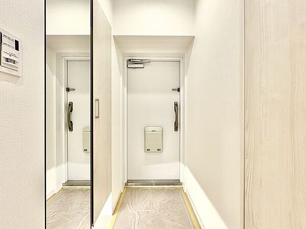 住まいの顔となる玄関は、落ち着きと華やぎの満ちた空間に。ご家族を見守り続けます。
