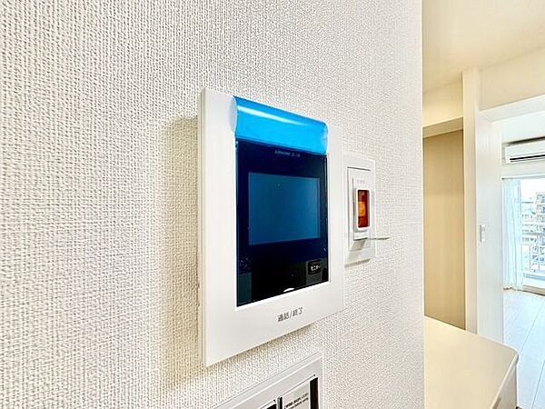 来訪者の確認ができるモニター付きインターホン完備。