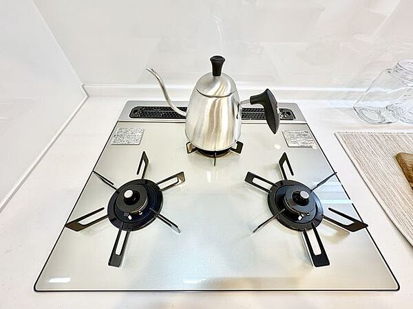 3口コンロで、お料理の効率もアップ。受け皿のないフラット天板で、お手入れもラクラク。