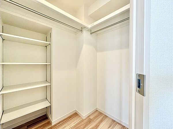 大容量収納可能なウォークインクローゼットはシーズンオフの服や生活用品をたくさん収納できます。