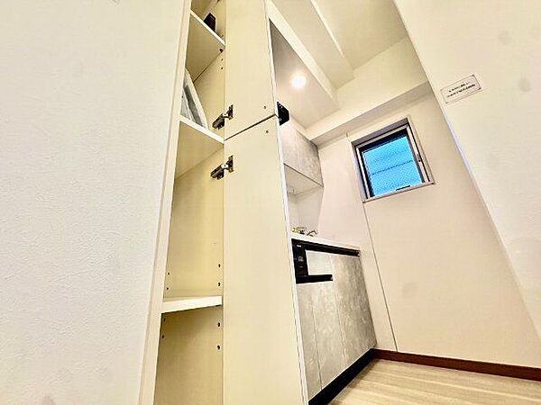 キッチン横には収納スペースが設けられています。