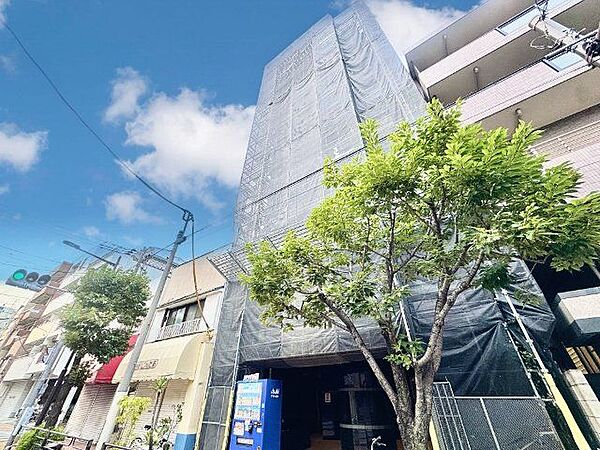 少しづつ装いを変える街の景観から、この街ならではの美しい風景とここから紡がれる物語。（空の加工を生成AIで行っています）