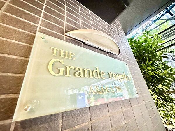 お洒落なマンション名のプレートは華やいだ気分を演出し、訪れる方を優雅な空間へと導いてくれます。