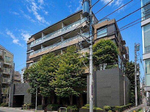 流行に左右されず、将来にわたって価値が継続する「上質」な佇まい。（空の加工を生成AIで行っています）