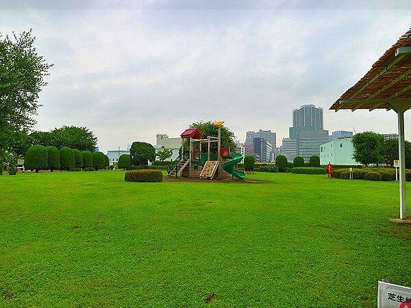 港区立芝浦中央公園 700m