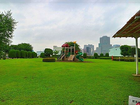 港区立芝浦中央公園 700m