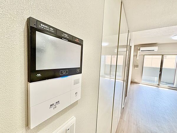来訪者の確認ができる安心のモニター付インターホン完備。