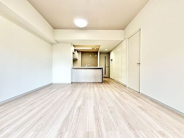 やわらかな光と風を纏い、暮らしを豊かにしてくれる洗練されたデザイン空間。