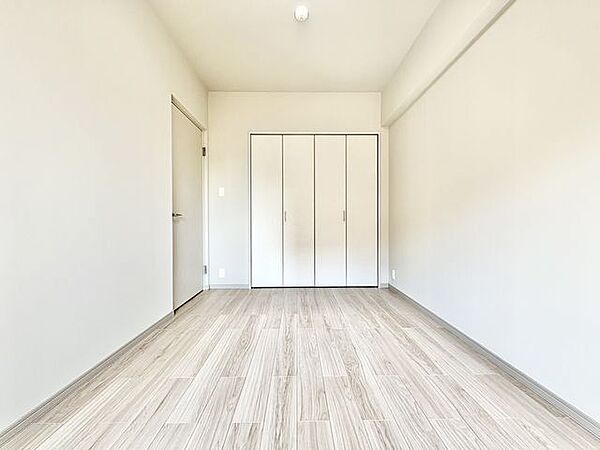 クローゼット完備で収納スペースも充分。プライベートルームはゆったりと快適に。