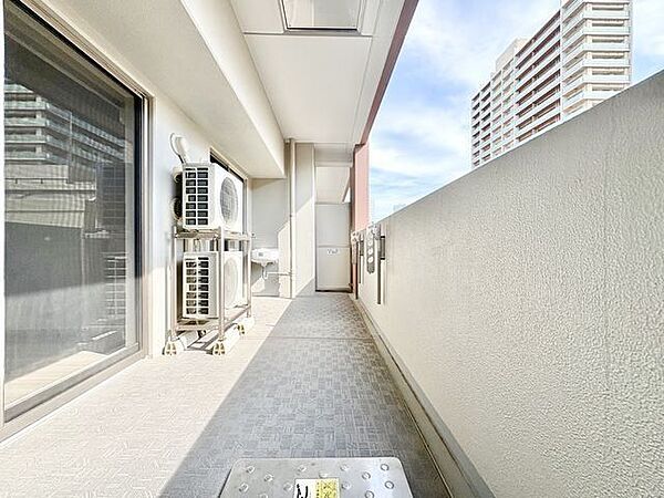 くつろぎの空間を演出する広々としたバルコニー。