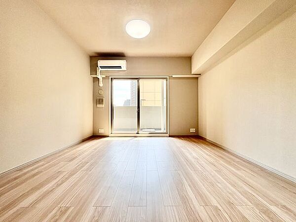 暖かい光が差し込む明るいリビング。風通しも優れているため過ごしやすい空間です。