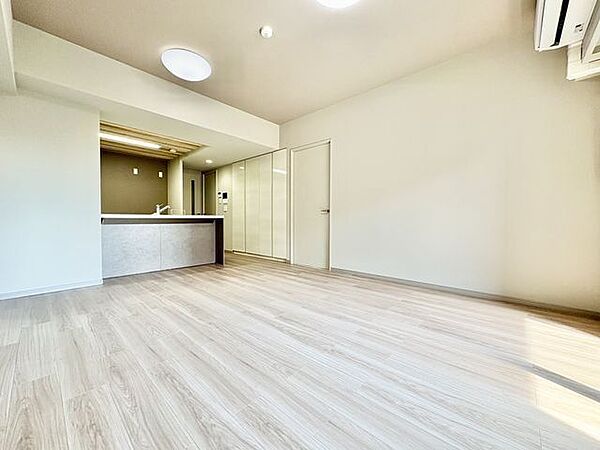 家具やアートなども余裕をもって配置できます。お気に入りのアイテムで満たしてください。