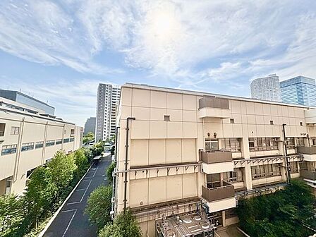 正面の建物とは距離が取れており、日当りの良いバルコニーです。