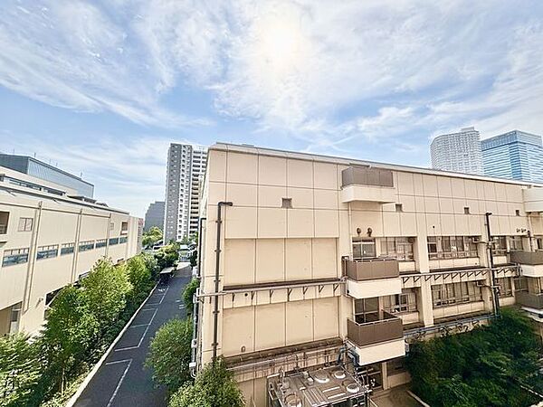 正面の建物とは距離が取れており、日当りの良いバルコニーです。