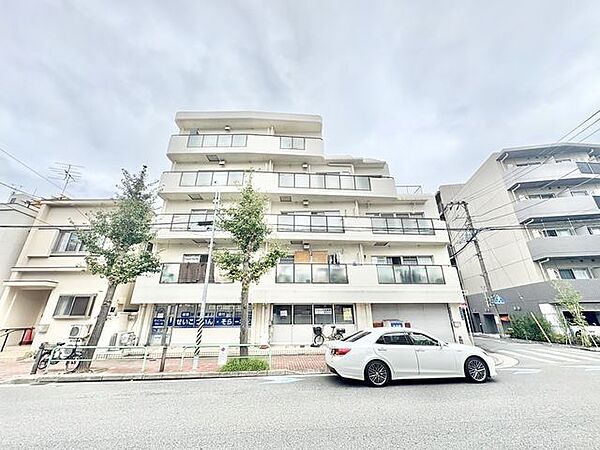 お買い物に便利な周辺環境で、オフの時間も快適に過ごせます。