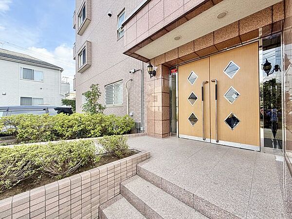 毎日を心地よいと感じられる理想的な暮らしをデザイン。落ち着きのある上質な空間へといざないます。