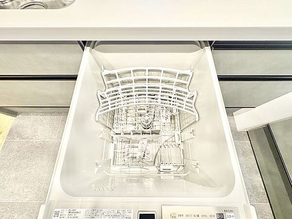 ビルトイン食洗機は作業台が広く使え、見た目もスッキリ。節水や節電も充実して家事の手助けをしてくれます。