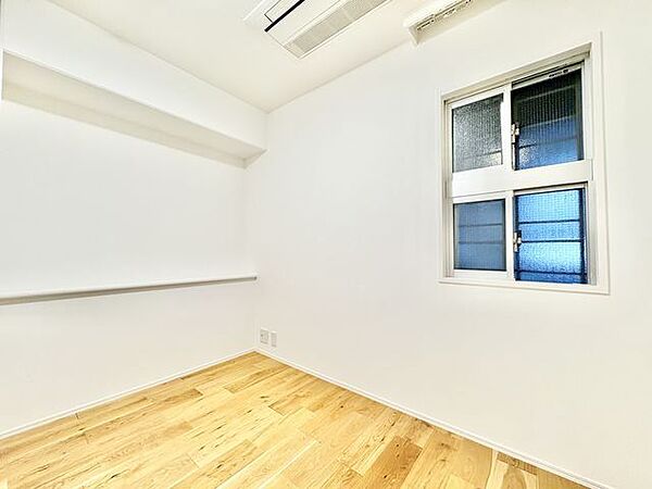 木のぬくもりを感じられる、のびのびとした明るい洋室です。いつまでも快適に暮らせる空間が広がります。