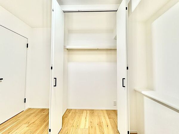 充分な収納スペースを確保。居室内に余計な家具を置く必要がないので、シンプルですっきりとした暮らし。