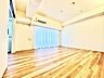 室内：光はやすらぎのひと時を演出するアイテム。バルコニー越しの柔らかい光が差し込み温かく包み込みます。