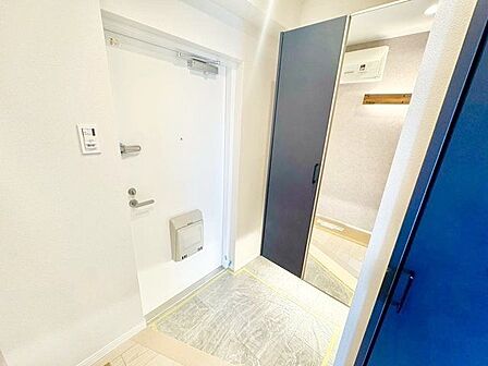 明るく開放的な空間を美しい建具が見事に演出。住まいの顔となる玄関は、落ち着きと華やぎの満ちた空間に。
