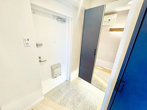 明るく開放的な空間を美しい建具が見事に演出。住まいの顔となる玄関は、落ち着きと華やぎの満ちた空間に。