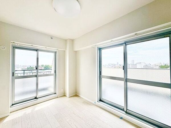 大きな窓からたっぷりと陽光が注がれる明るい空間。時を忘れて過ごす場所として過ごせるお部屋。