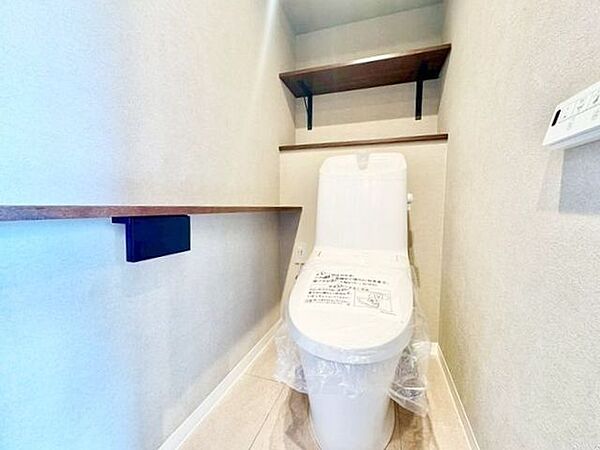デザイン性の高いトイレ。落ち着いた空間で安らぎのひとときをお過ごしいただけます。