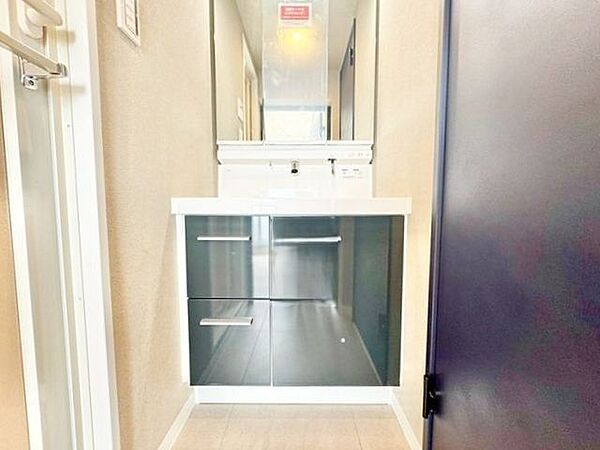 清潔感のある色合いのプライベート空間は、身だしなみチェックや肌のお手入れに最適です。