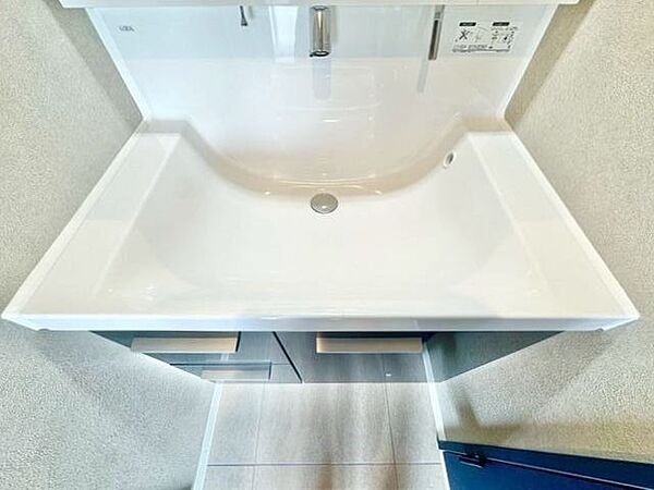 カウンターとボウルは継ぎ目のない一体成形で、お手入れが簡単です。