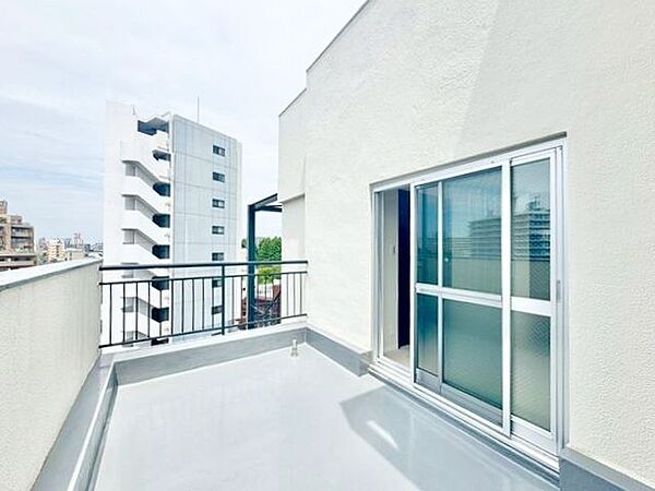 くつろぎの空間を演出するバルコニー。開放感と爽やかな風を感じていただけると思います。