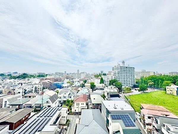 ずっと太陽を感じる事ができるのは遮るものが無いから。彼方に広がる風景が絵画のように広がります。