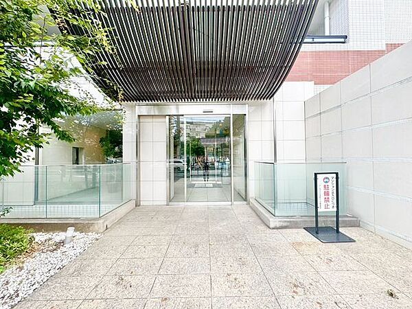 すっきりとしたエントランスは、明るく見通しが良いので防犯面でも安心して出入りして頂けます。