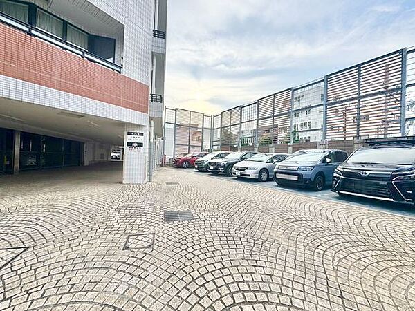 敷地内駐車場。