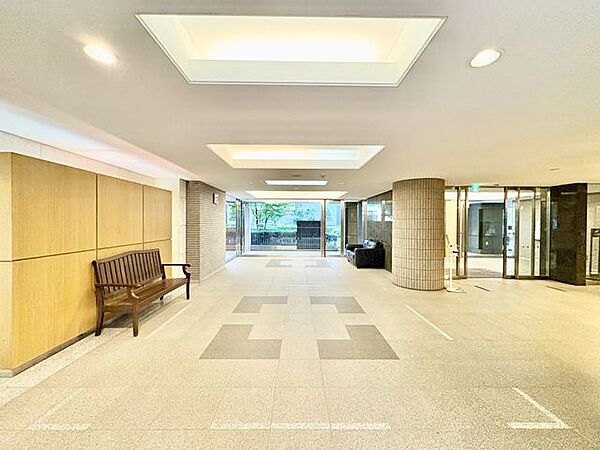 街の環境と住む人の暮らしを第一に考え、そこでしかできないエントランスを作り出されたこだわり。