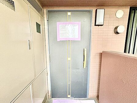 玄関前のアルコーブは独立感を演出してくれます。
