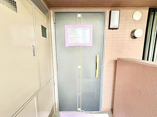 玄関前のアルコーブは独立感を演出してくれます。