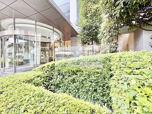 お洒落なマンション名のプレートは華やいだ気分を演出し、訪れる方を優雅な空間へと導いてくれます。