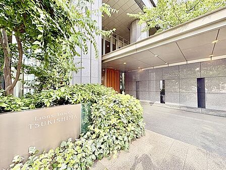 緑を配した美しいアプローチが、住まう方や訪れる方を優雅に導きます。