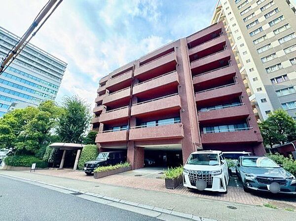 人気の商業施設がバラエティー豊かに存在。趣味や遊びなどの好奇心を日常に求めていく住まいへ。