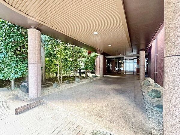 外と内をつなぐエントランスは、まさに顔となる場所。シンプルながらも上質な空間を作り出します。